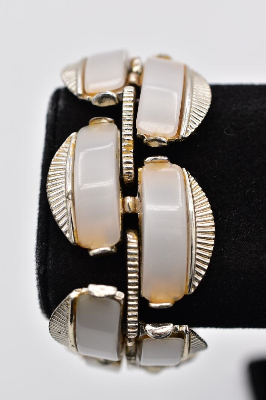 ART Vintage Chunky Linked Chain Bracelet White Lucite Gold Signed 1950s BinAD